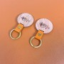 "Wooden keychains in wooden leather round wooden keychains bulk" In Italiano, questa frase può essere tradotta come: "Portach