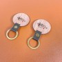 "Wooden keychains in wooden leather round wooden keychains bulk" In Italiano, questa frase può essere tradotta come: "Portach