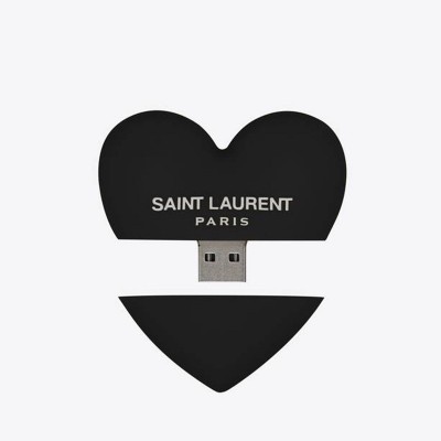 Chiavette USB YSL Saint Laurent: dove l'eleganza incontra l'innovazione digitale